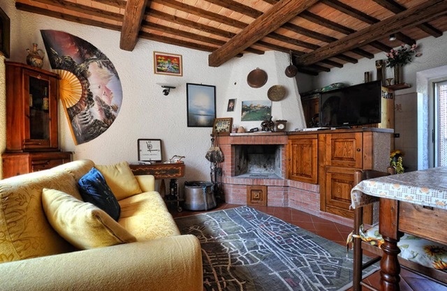 Masia rural de finales del 800 con terraza exterior.