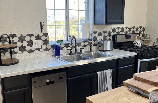 Rural farmhouse minutes from Caballo Lake!
