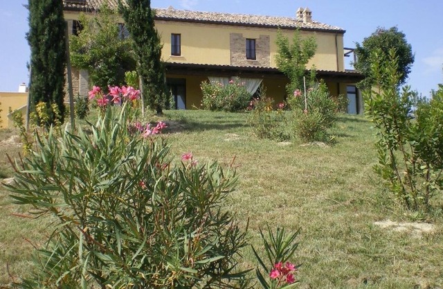 apartamentos de vacaciones y rurales de la piscina cerca de la costa del Adriático en Le Marche