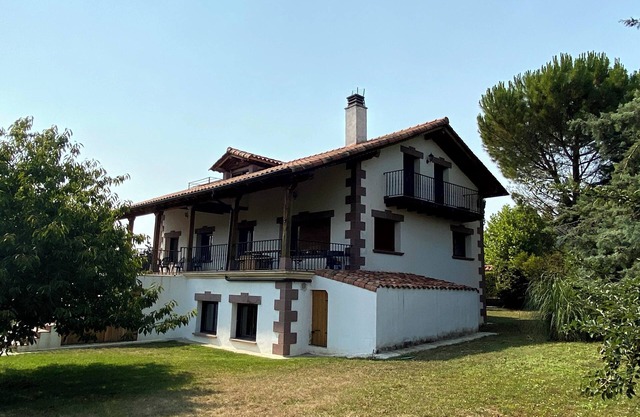casa rural a 10 minutos de pamplona con amplio jardin y sala de juegos