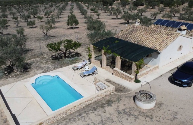 Casita rural entre olivos