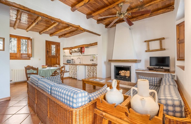 Casa rural 'Casa Rural El Corral' con vistas a la montaña, piscina compartida y Wi-Fi