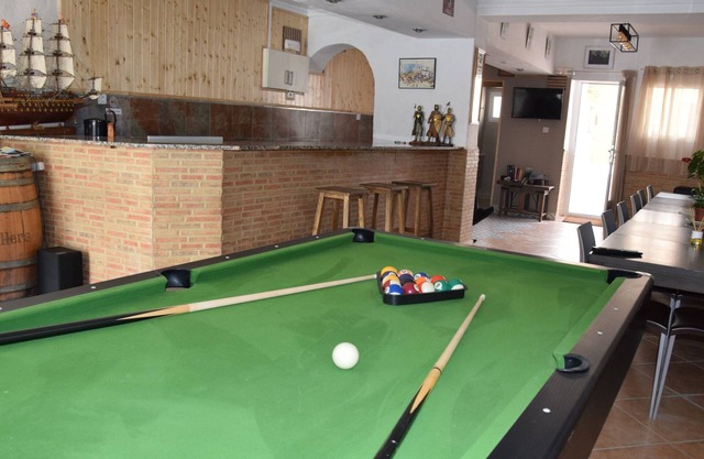 Casa con bar privado, grandes patios, barbacoa cubierta y aire acondicionado
