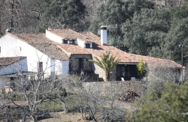 Casa rural completa para 6/7 personas en pleno parque natural a 15 km de Jabugo
