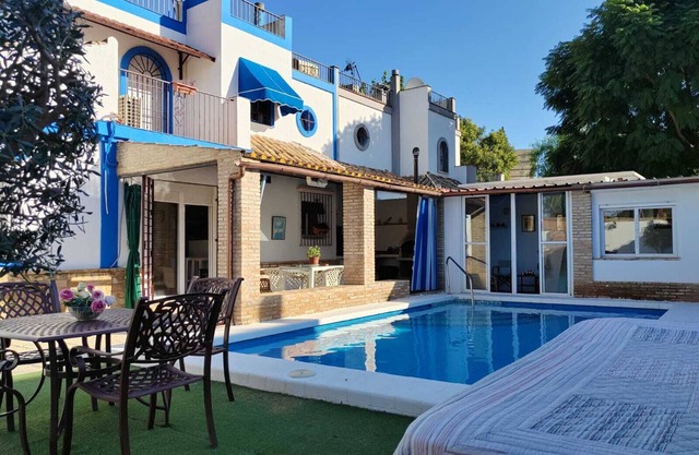Casa Rural en Sevilla con Piscina Privada Villa Montecarmelo, Sanlúcar la Mayor