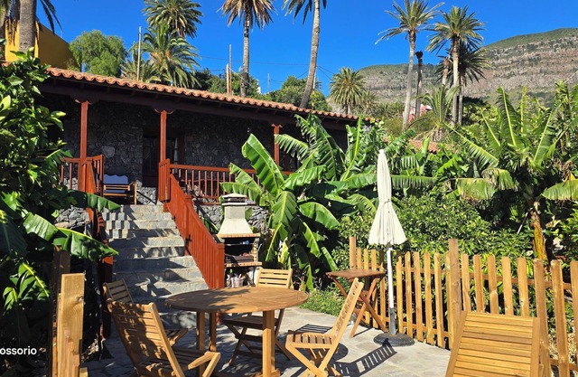 Casa de Campo en La Gomera con Vistas al Mar y Montaña — Alquiler Rural