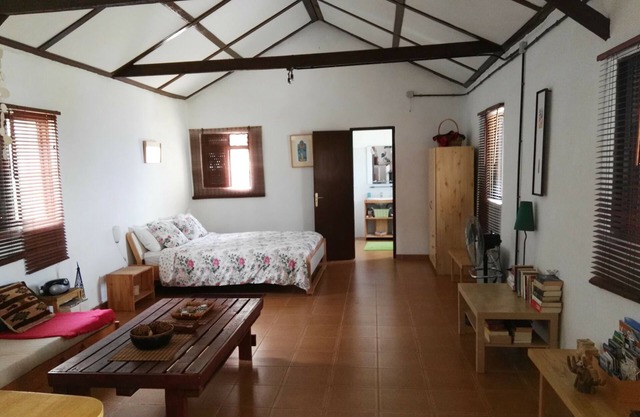 Casa rústica, muy tranquila, con amplia terraza,vistas al mar.