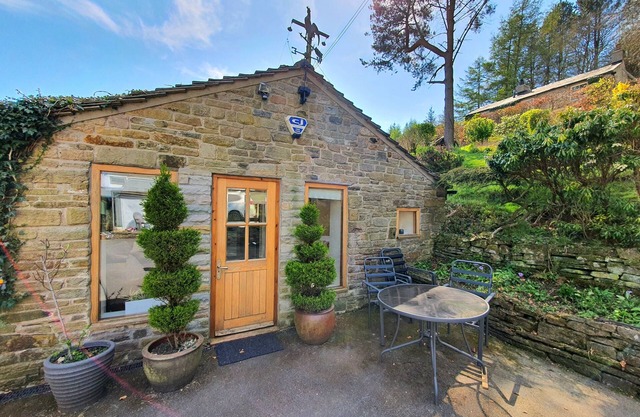 Rural Peak District Retreat - Single level, one bedroom annex. Dogs welcome