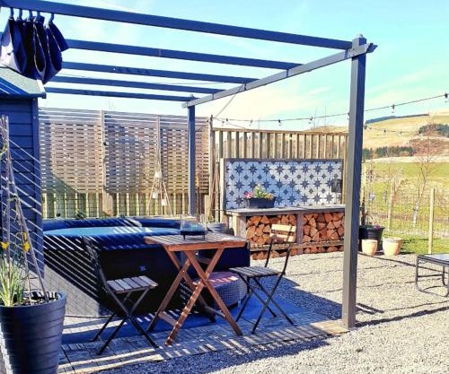 Rural Private Lodge - With Hot Tub - Outdoor Kitchen and Covered Lounge for Two