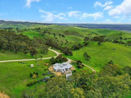 Rural retreat! 5 min to wineries & 10 min to town