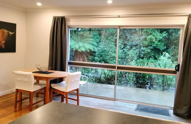 Ruru Hideaway. Quiet home surrounded in native bush and birds. Boat parking.