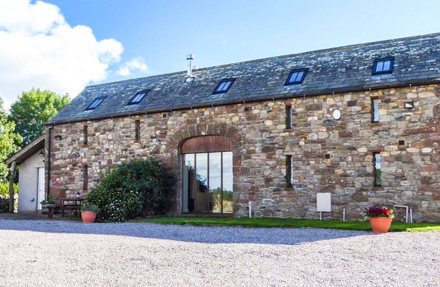 RUSBY BARN, pet friendly, character holiday cottage in Langwathby