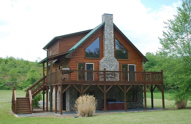 Amplia cabaña frente al río con jacuzzi, mascotas, Firepit, mesa de ping pong, piedra Frpl