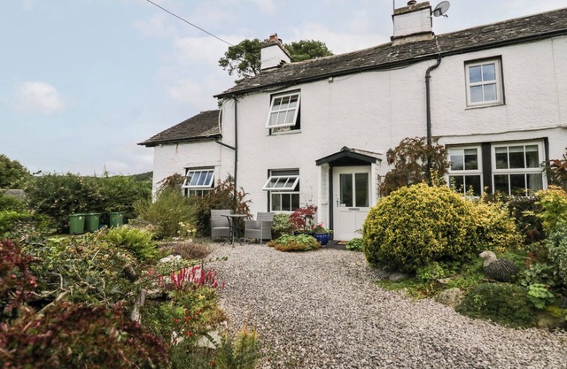 RUSLAND VIEW, pet friendly, character holiday cottage in Newby Bridge