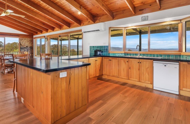 Russ Paddock Farm Stay with wide open spaces & spectacular views.