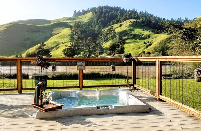 Russian River Home- Stunning riverfront views, spa, bikes, kayaks, private dock