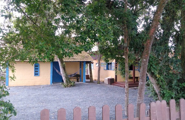 Rustic 1 or 2 bedroom cottages 200 meters from Bombinha's beach (wooded)