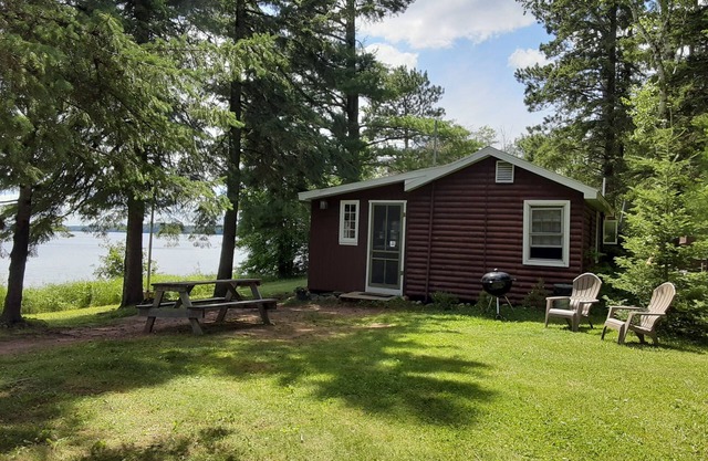 Rustic 2 Bed Lakeside Cabin - boats available