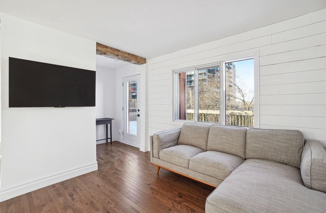 Rustic 2 bedrooms from the 1900s, freshly renovated, 5 min from downtown Ottawa