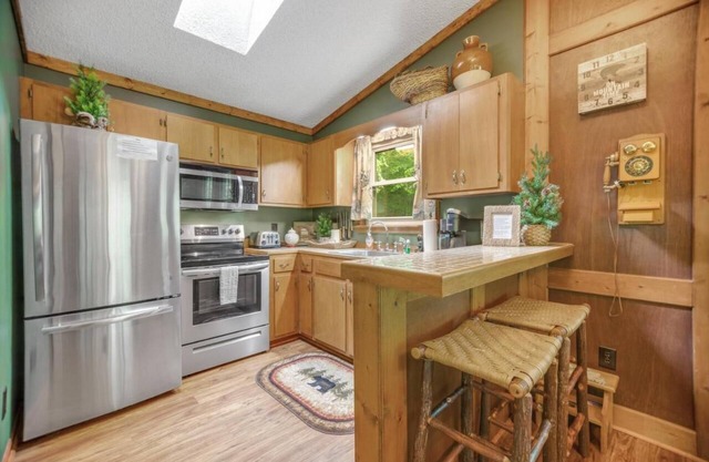 Rustic 2BR Cabin, Mountain Views & Fishing