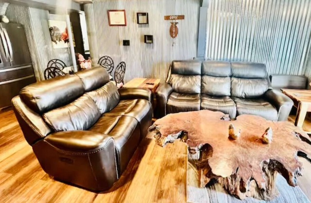 Rustic 2BR Den 15min to Downtown, 7min to Airport!