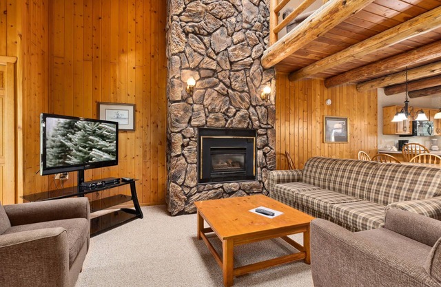 Rustic 2BR Loft Cabin w/ Deck in Pelican Woods