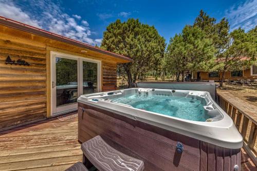 Rustic Alto Cabin with Hot Tub, Deck and Fireplace!