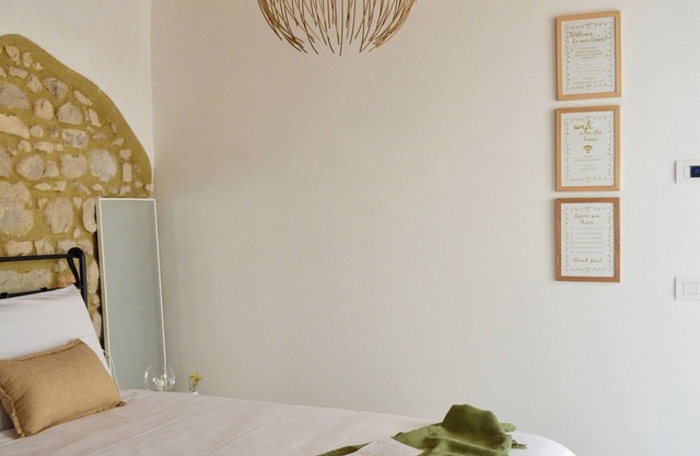 Casita rústica y luminosa, cálida y esencial — perfecta para relajarse