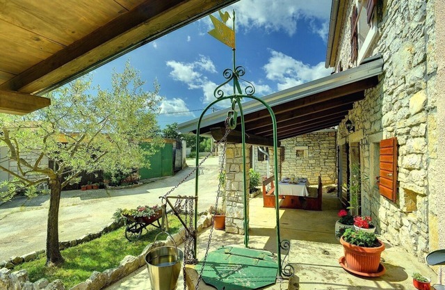 Finca rústica y moderna de piedra con dos plazas de aparcamiento en la parcela y terraza cubierta