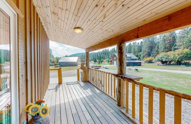 Rustic and secluded cabin with two decks, hot tub, board games, W/D, & AC