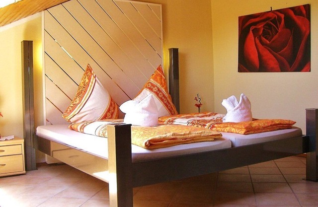 Apartamento rústico con jardín.