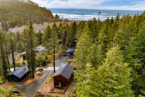 Rustic Arch Cape Getaway w Vibrant Interior Walk to the Beach Cape Wonder
