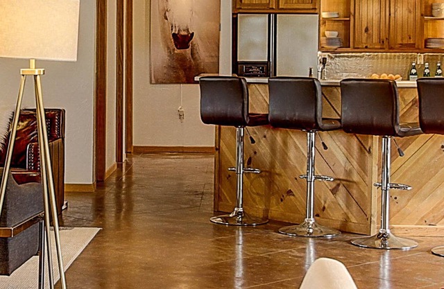 Cabina exquisitamente designada en Oak Studded Privacy