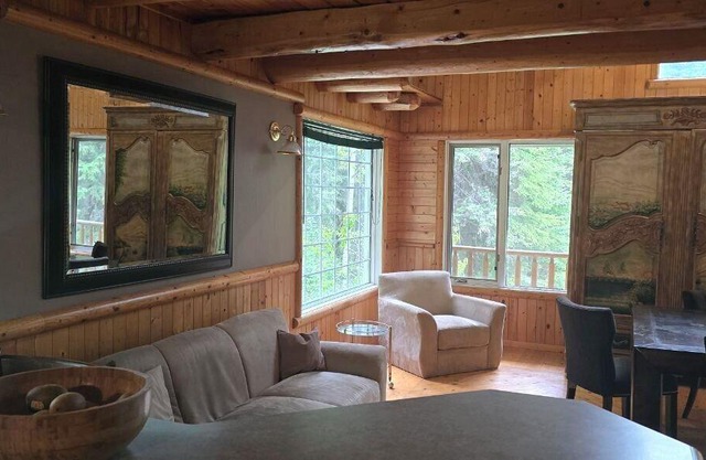 Rustic Beaverfoot Lodge Executive Cabin