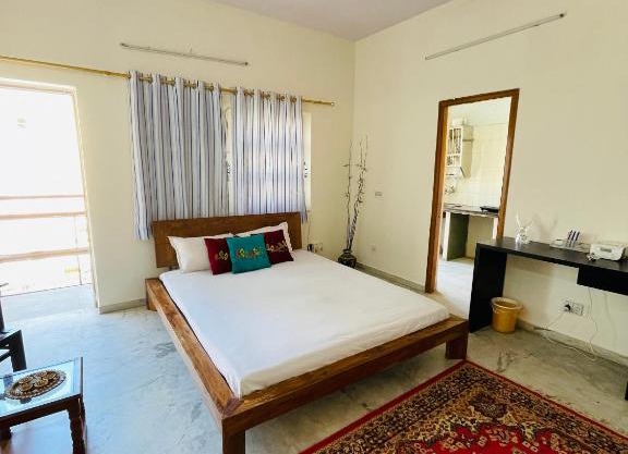 Rustic bedroom w/ kitchenette in prime location