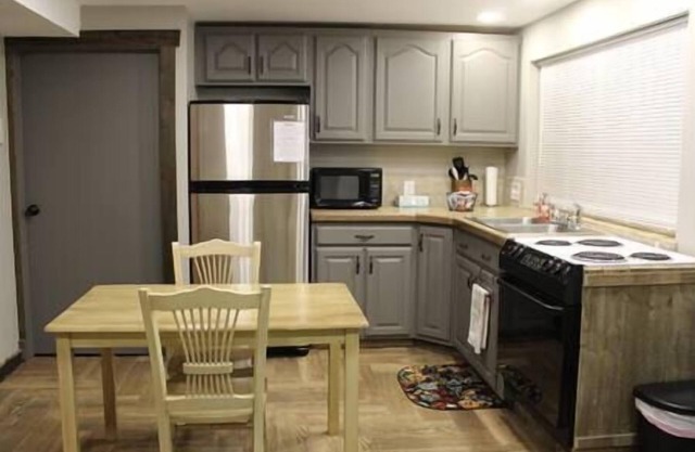 Rustic & Bright 1 Bed Apt.