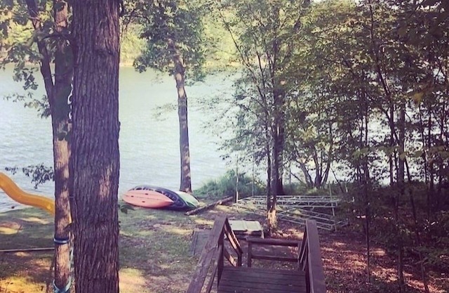 Rustic Bunkhouse on Lake Ossawinnamakee with lots of amenities!
