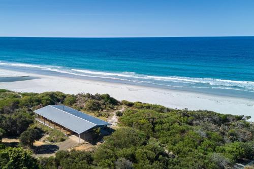 Rustic by the sea ~ a timeless holiday retreat!