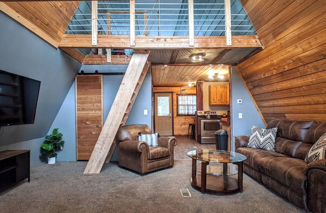 Rustic Cabin Centrally located for the Outdoor Adventurer