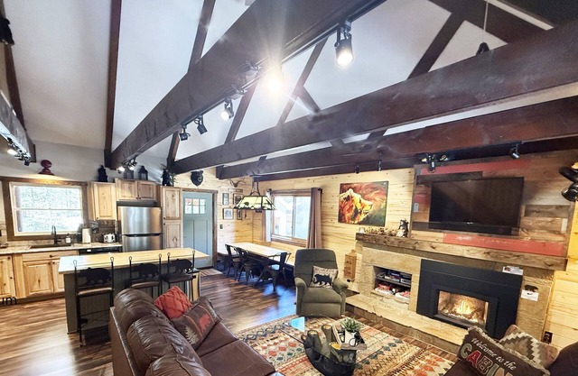 Rustic Cabin Charm|Modern Amenities|AC|Arcade|Bear Paw Lodge