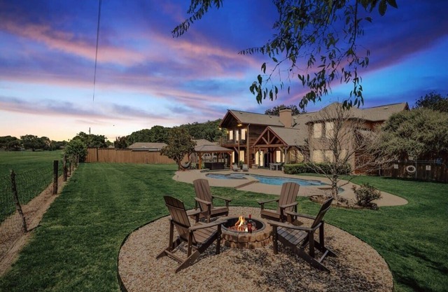 Rustic Cabin Mansion - Hot tub, Gym, Cinema, Pool