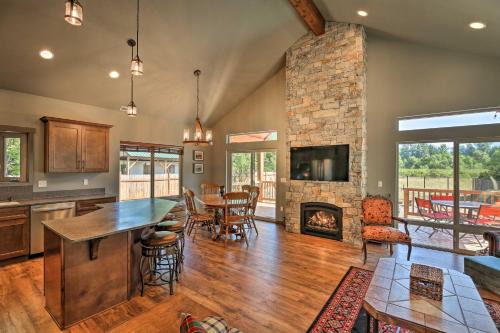 Rustic Cabin Near Mt Rainier Fire Pit and BBQ!