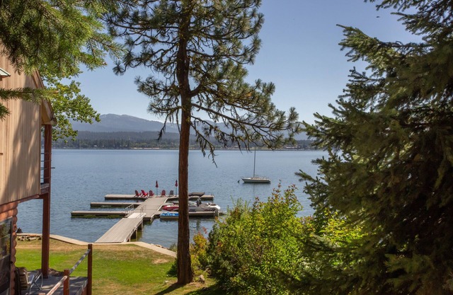 Cabaña rústica en el lago con muelle compartido