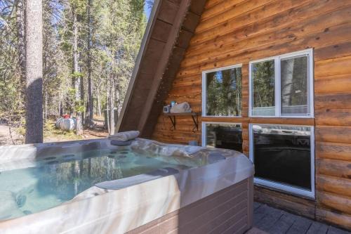 Rustic Cabin Retreat - Hot tub - Fire pit - BBQ -
