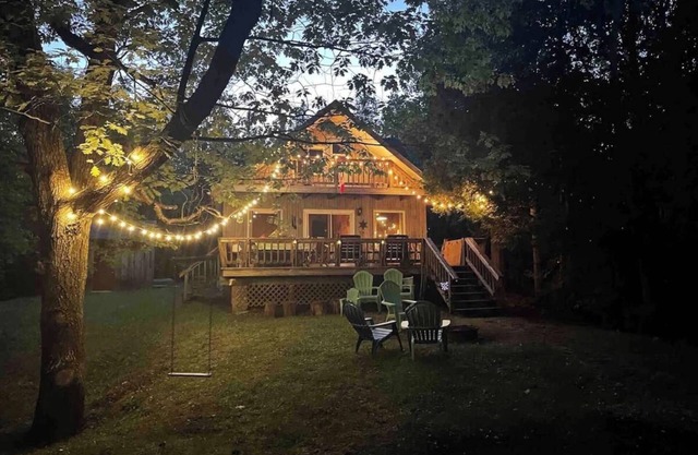 Rustic cabin w/ Games near Lake & National Park