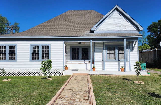 Rustic Cajun Country Charm less than one mile from Lamar College and boat docks.