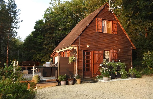 Chalet rústico en Perigord Noir con terraza y equipamiento incluido