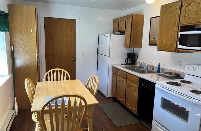 Auténtica cabaña de madera de 2 habitaciones en West Yellowstone en Faithful Street Inn