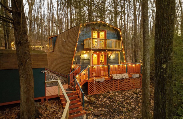 Rustic Charm Meets Modern Boutique + DCL Central + Hot Tub, Sauna, Lake Access