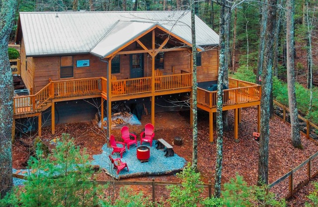 Rustic charmer w/ mountain views, fireplace, grill, yard-Dogs Welcome
